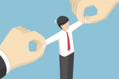 Businessman pulled by two big hand. مطالبهی عمومی تعارض منافع- مرکز توانمندسازی حاکمیت و جامعه